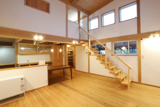 壁と階段をかけて部屋へ